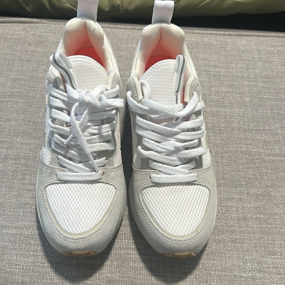 VEJA Women's Venturi Low Top Sneakers - Picture 8 of 13